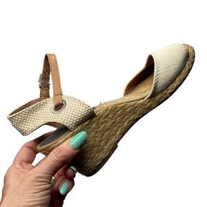 773-Lucky Brand Women's Kyndra, Natural/Platinum Metallic